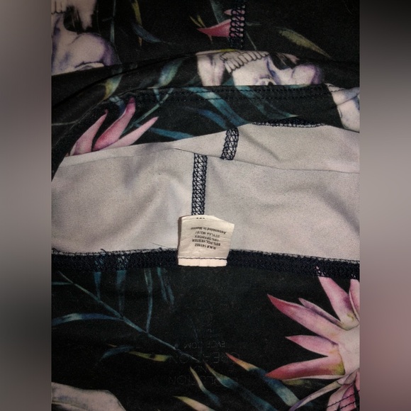 Evolution and Creation leggings size medium skull and flowers 
Bundle2save$ - Picture 9 of 9